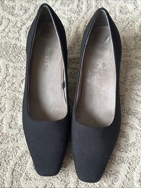 AEROSOLES Black Pointed Square-Toe Heels